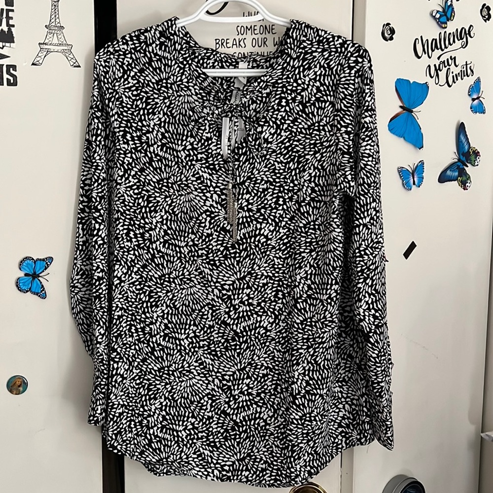 Beautiful black and white long sleeve blouse, perfect for any occasion!